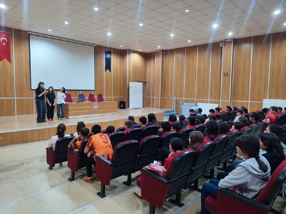 Öğrenciler Barış Elçisi Oldu Akran Arabuluculara Rozet Töreni (2)