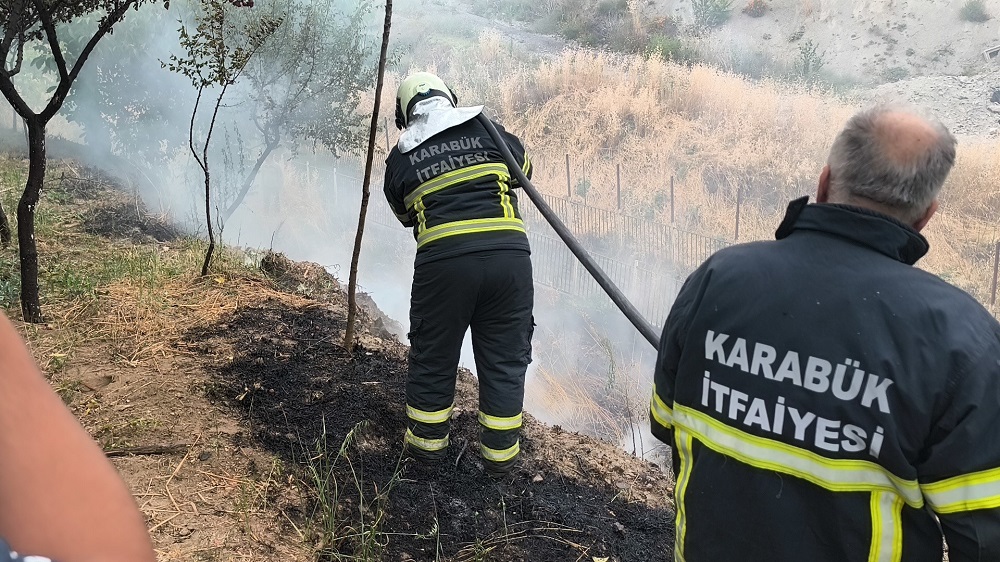 Otluk Alanda Çıkan Alevler Büyümeden Kontrol Altına Alındı (2)