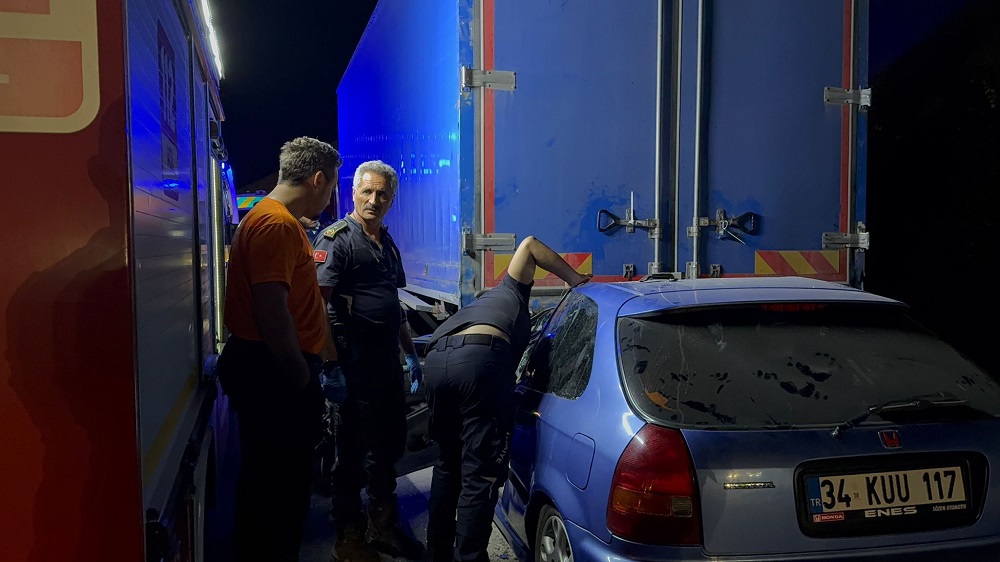 Otobanda Can Pazarı Kamyona Çarpan Araçta Sürücü Öldü, Yolcu Ağır Yaralı (1)