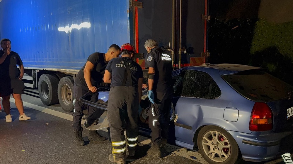 Otobanda Can Pazarı Kamyona Çarpan Araçta Sürücü Öldü, Yolcu Ağır Yaralı (2)