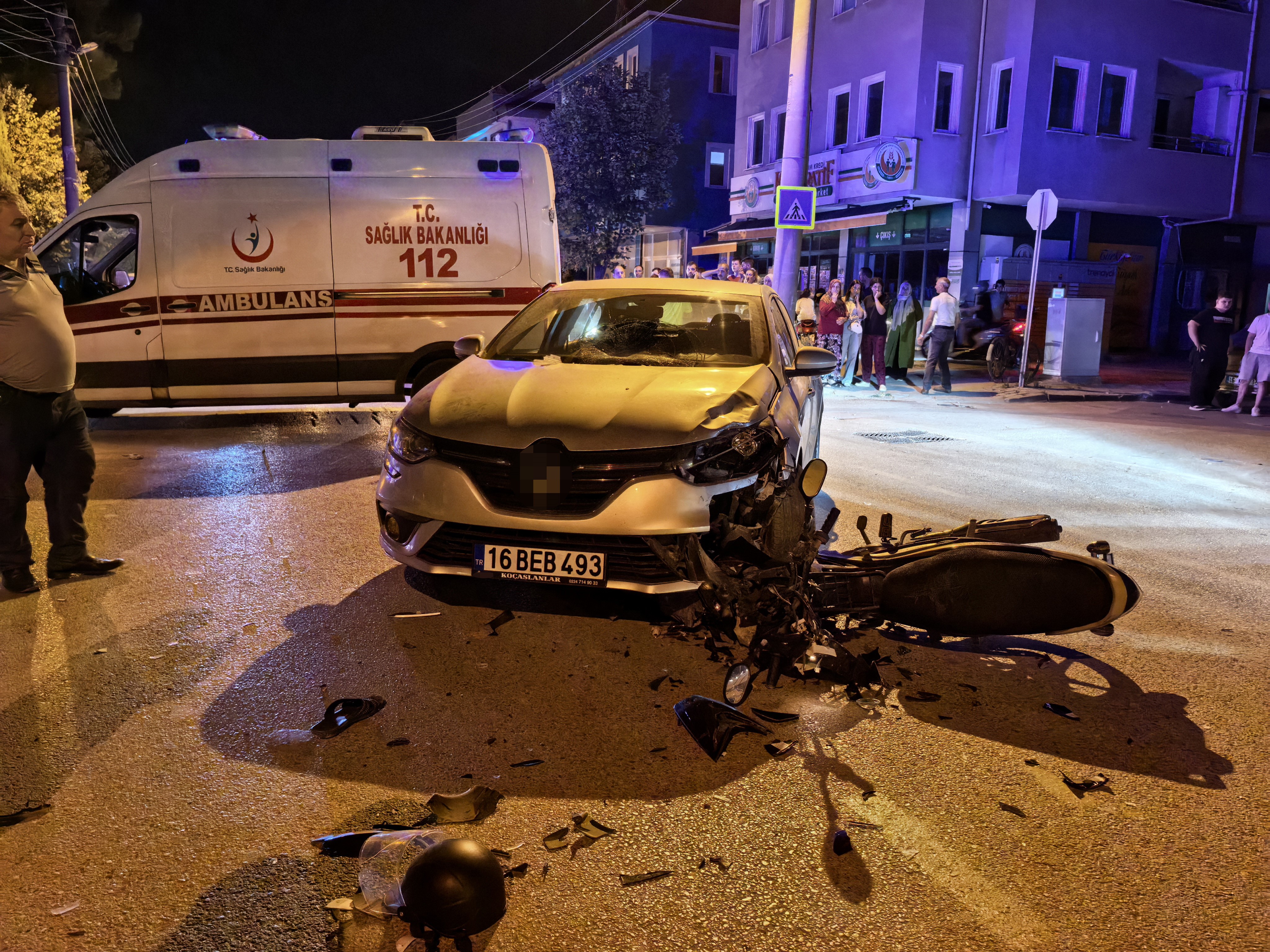 Otomobille Çarpışan Motosiklet Sürücüsü Ağır Yaralandı (1)