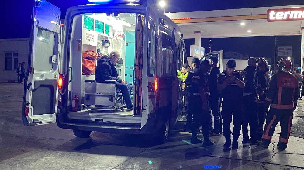 Pamukova'da Yolcu Otobüsü Ile Tır Çarpıştı 12 Yaralı (3)