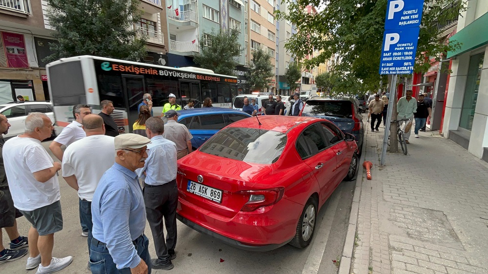 Park Halindeki Araçlara Çarptı, Ayakta Durmakta Zorlandı (1)