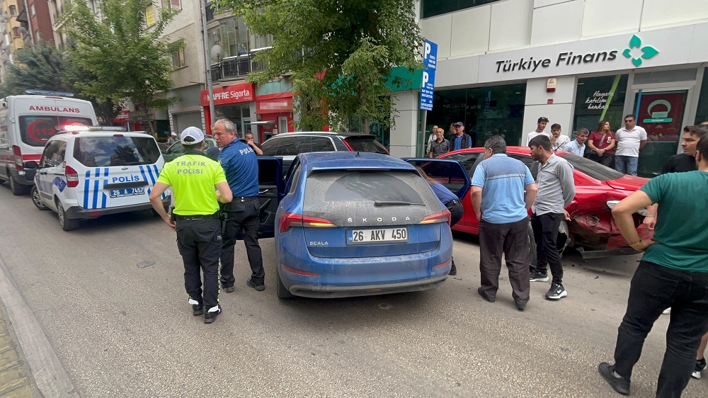 Park Halindeki Araçlara Çarptı, Ayakta Durmakta Zorlandı (2)