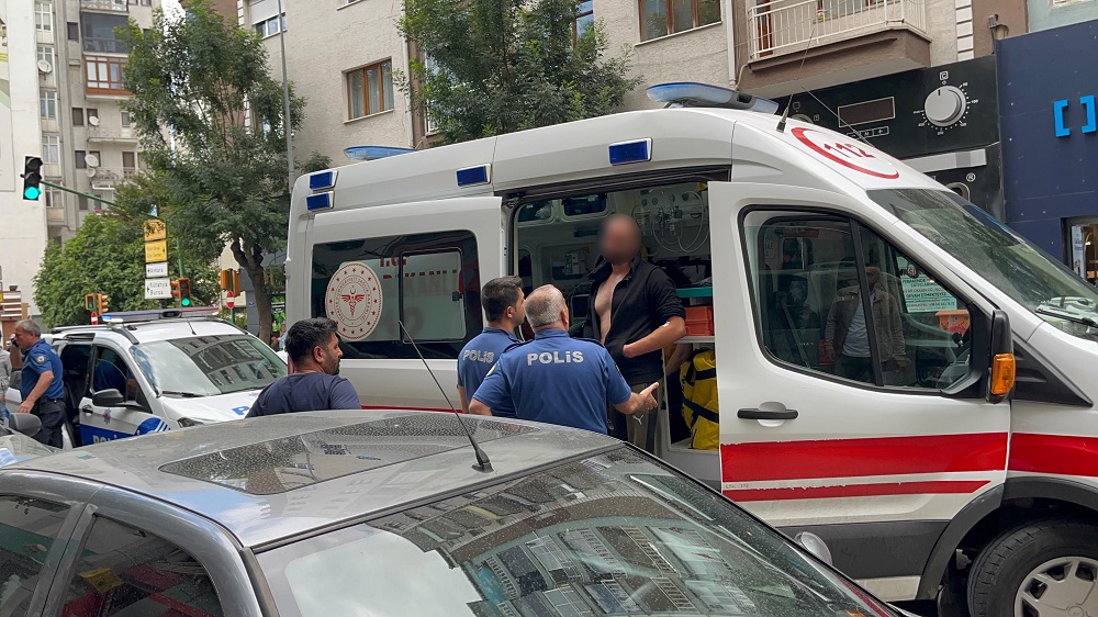 Park Halindeki Araçlara Çarptı, Ayakta Durmakta Zorlandı (3)