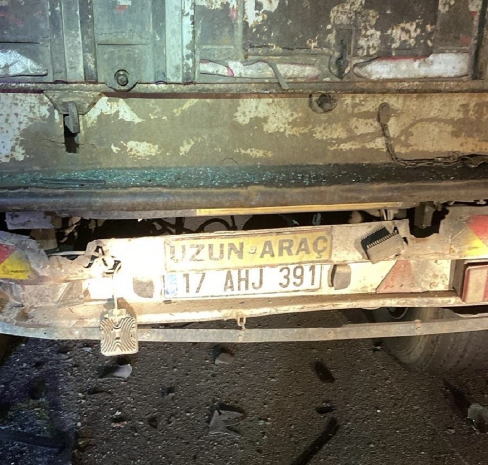 Park Halindeki Kamyona Çarpan Otomobil Can Aldı (3)