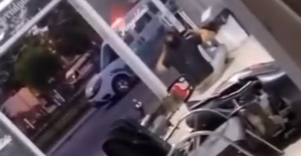 Polisten Kaçtı, Çatıştı, Dükkan İçine Saklanıp Silahı Başına Dayadı (1)