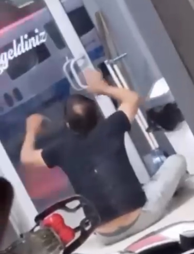 Polisten Kaçtı, Çatıştı, Dükkan İçine Saklanıp Silahı Başına Dayadı (2)