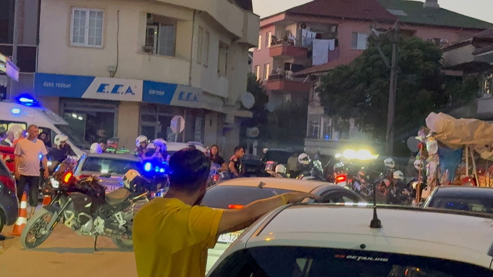 Polisten Kaçtı, Çatıştı, Dükkan İçine Saklanıp Silahı Başına Dayadı (4)