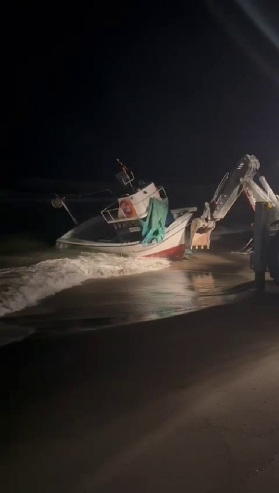 Sakarya Nehri Ağzında Balıkçı Teknesi Karaya Oturdu (1)