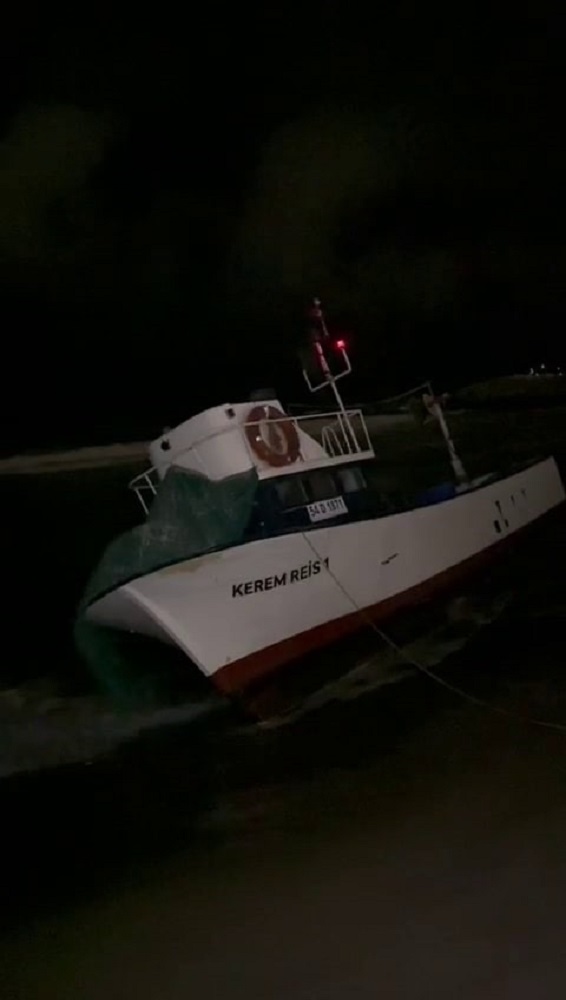 Sakarya Nehri Ağzında Balıkçı Teknesi Karaya Oturdu (2)