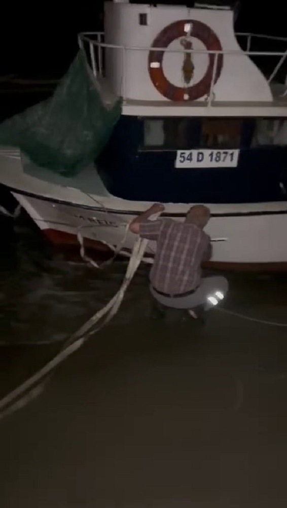 Sakarya Nehri Ağzında Balıkçı Teknesi Karaya Oturdu (3)