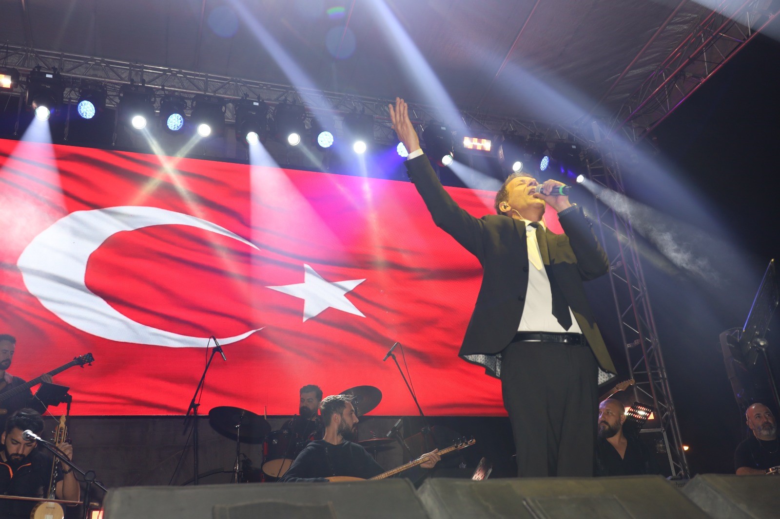 Samsun Asarcık’ta Yürekleri Isıtan Yaz Gecesi! Yıldızdoğan Sahneye Damga Vurdu