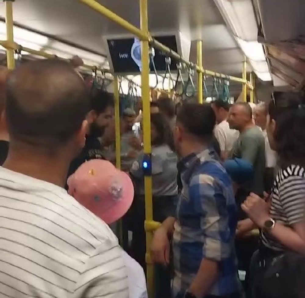 Seyir Halindeki Metroda Gergin Anlar İki Grup Tartıştı (1)