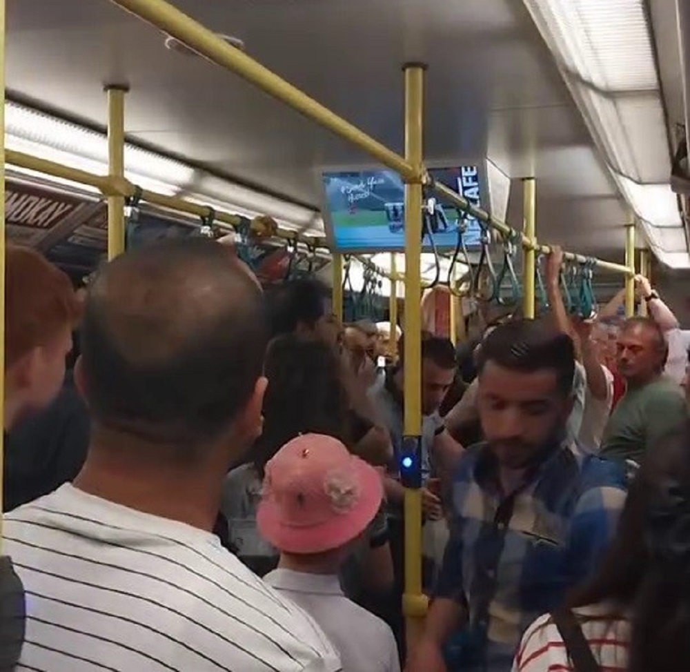 Seyir Halindeki Metroda Gergin Anlar İki Grup Tartıştı (2)