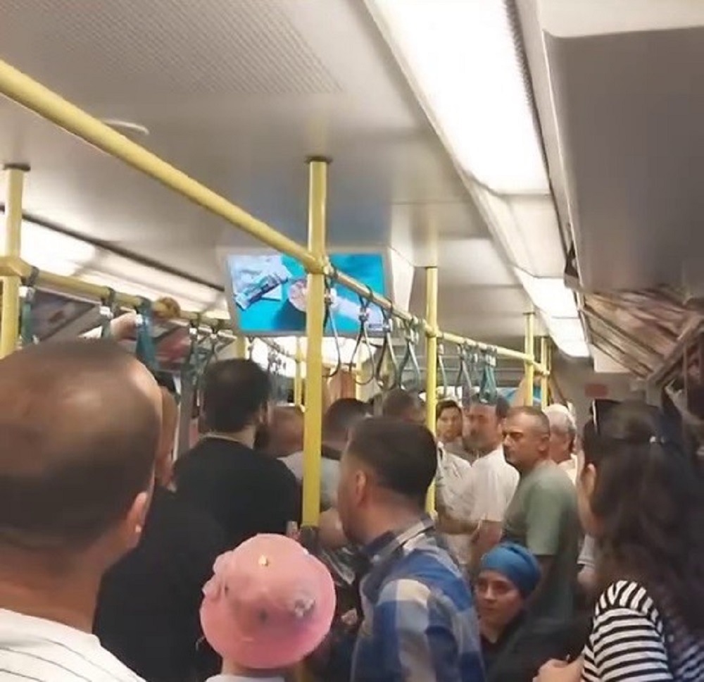Seyir Halindeki Metroda Gergin Anlar İki Grup Tartıştı (3)