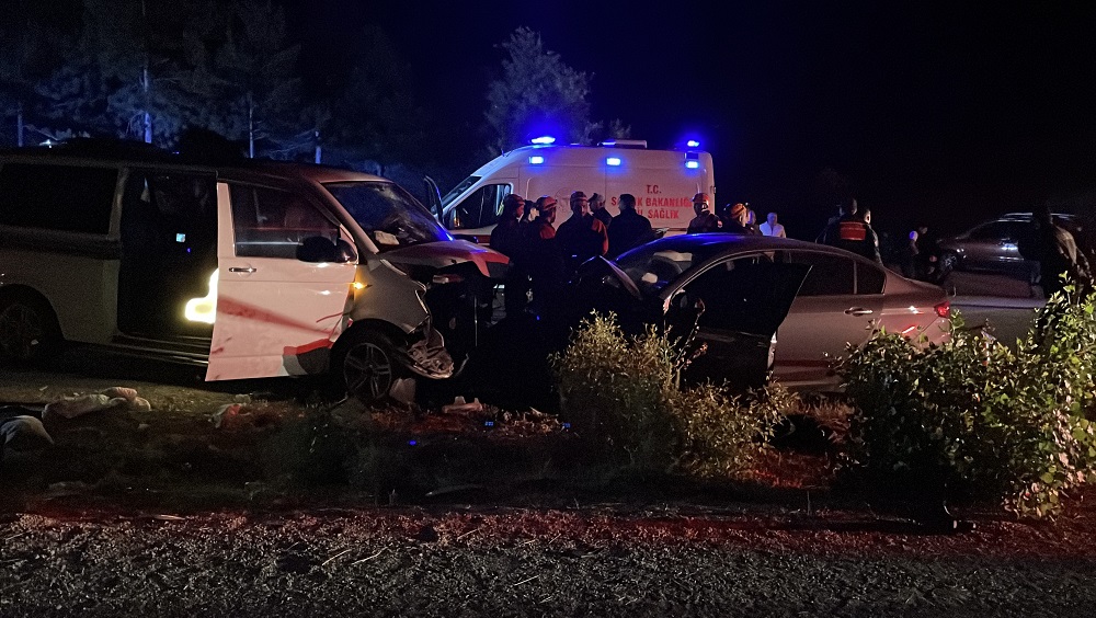 Sivas’ta Kafa Kafaya Çarpışma Minibüs Sürücüsü Kaçtı (2)