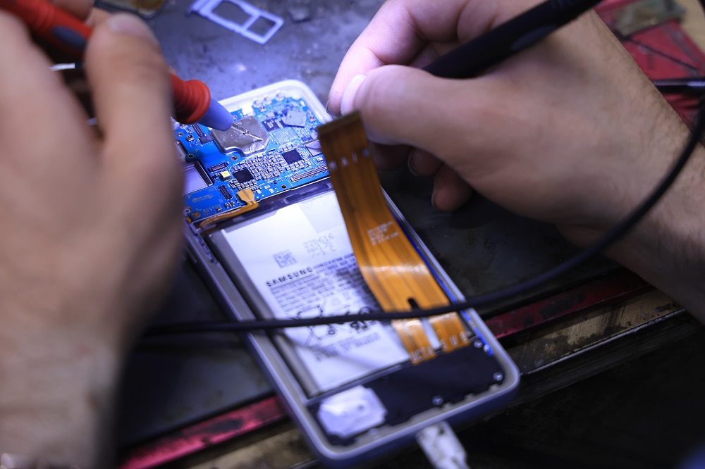 Tamir Telefon Patladı İş Yerini Alevlerden Muhammed Ramazan Kurtardı (2)