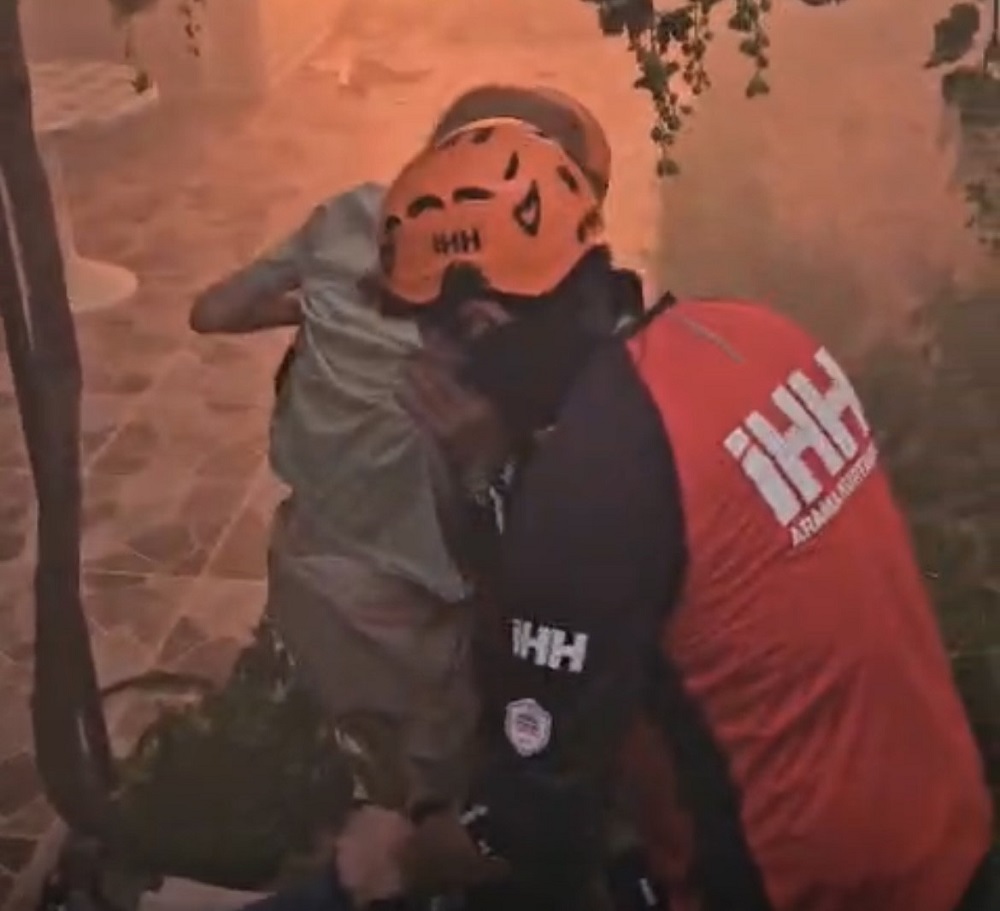 Tekerlekli Sandalyedeki Yaşlı Adam Alevlerin Arasından Kurtarıldı (1)