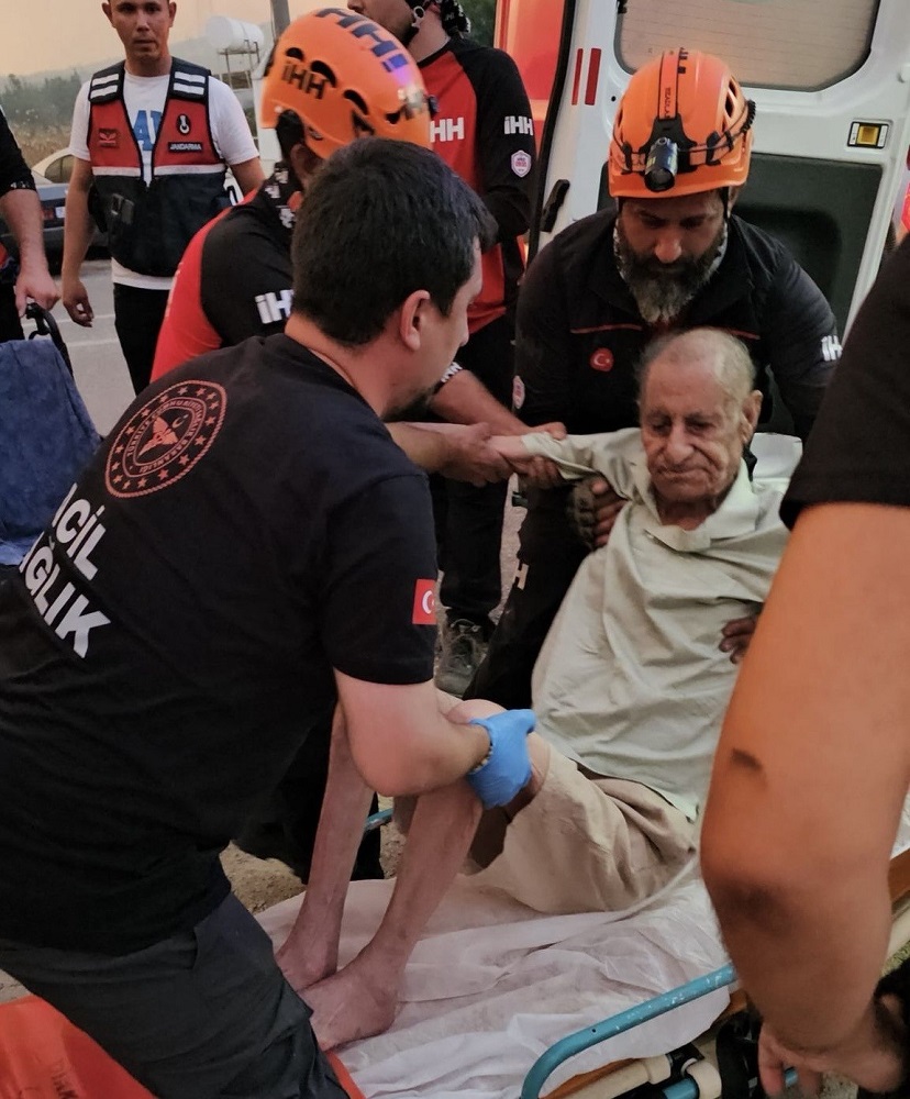 Tekerlekli Sandalyedeki Yaşlı Adam Alevlerin Arasından Kurtarıldı (4)