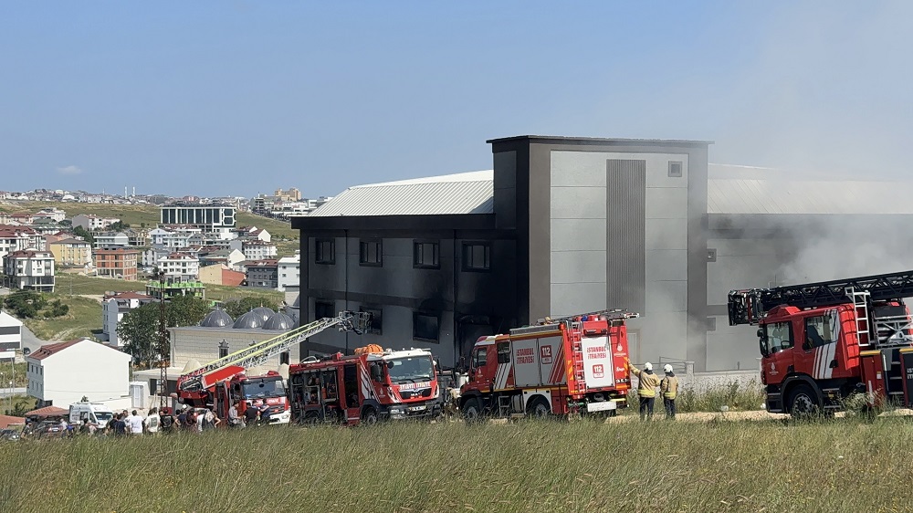 Terlik Fabrikasında Yangın 2 Saatte Kontrol Altına Alındı (1)