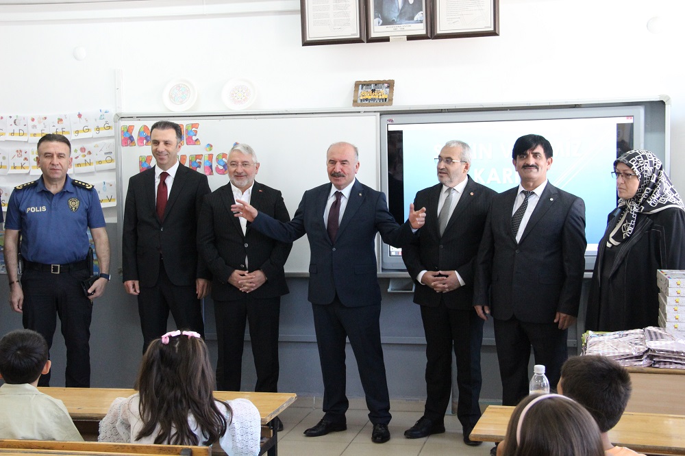 Vali Ve Başkan, Karne Gününde Öğrencileri Yalnız Bırakmadı (1)