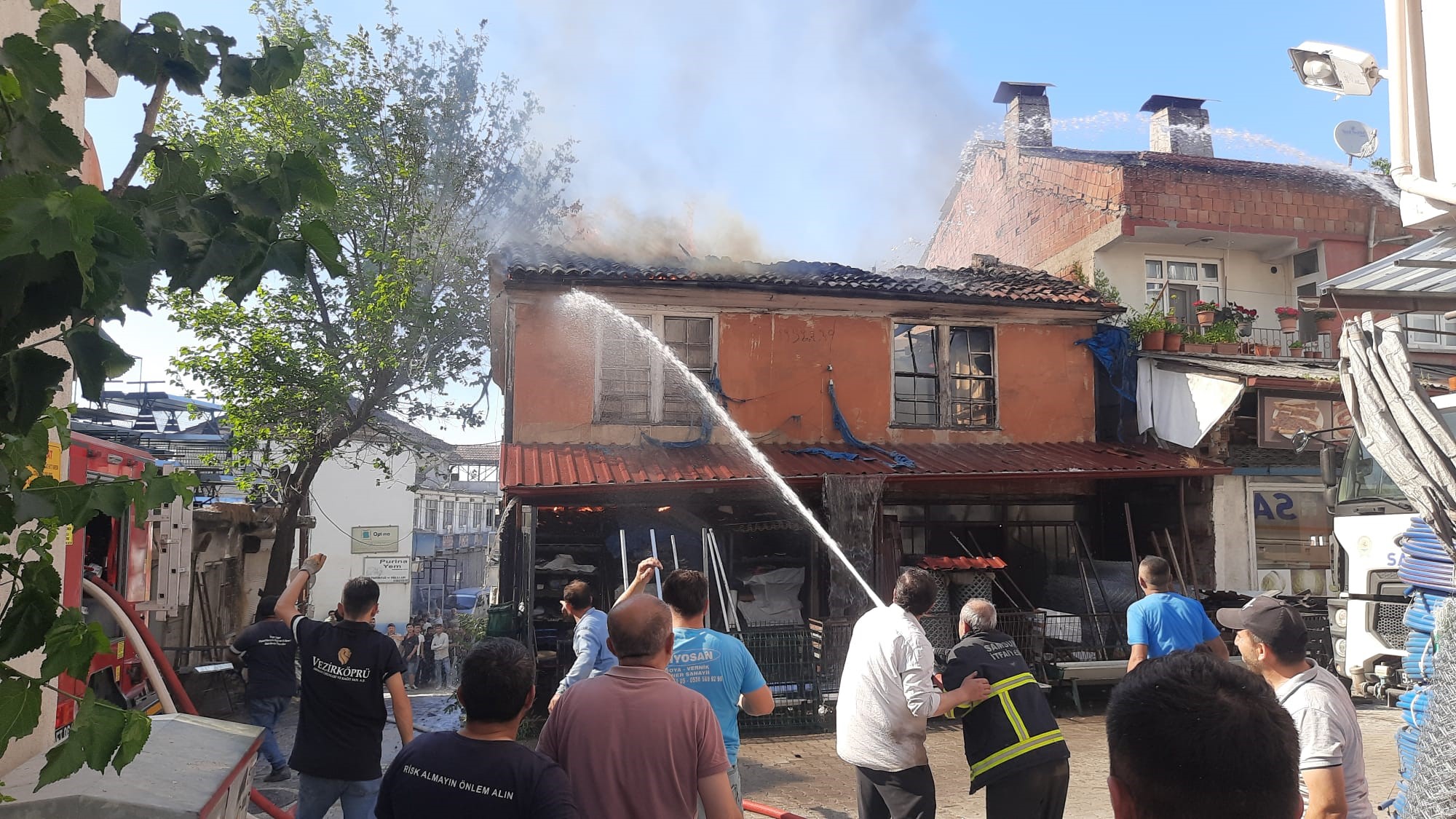 Vezirköprü’de Çıkan Yangın Yan Bina Çatısına Sıçradı (2)