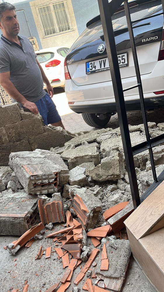 Yardım İstedi, Duvar Yıkıldı Geri Manevra Kazayla Sonuçlandı (2)