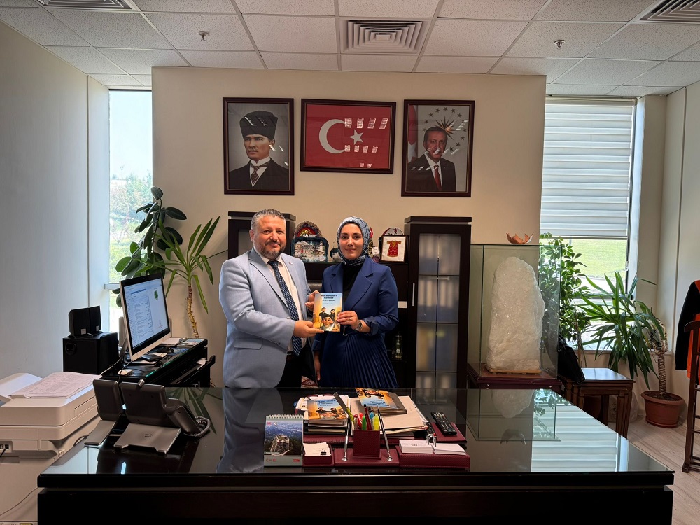 Yazar Kevser Kurt’tan İl Müdürüne Kitap Takdimi (1)