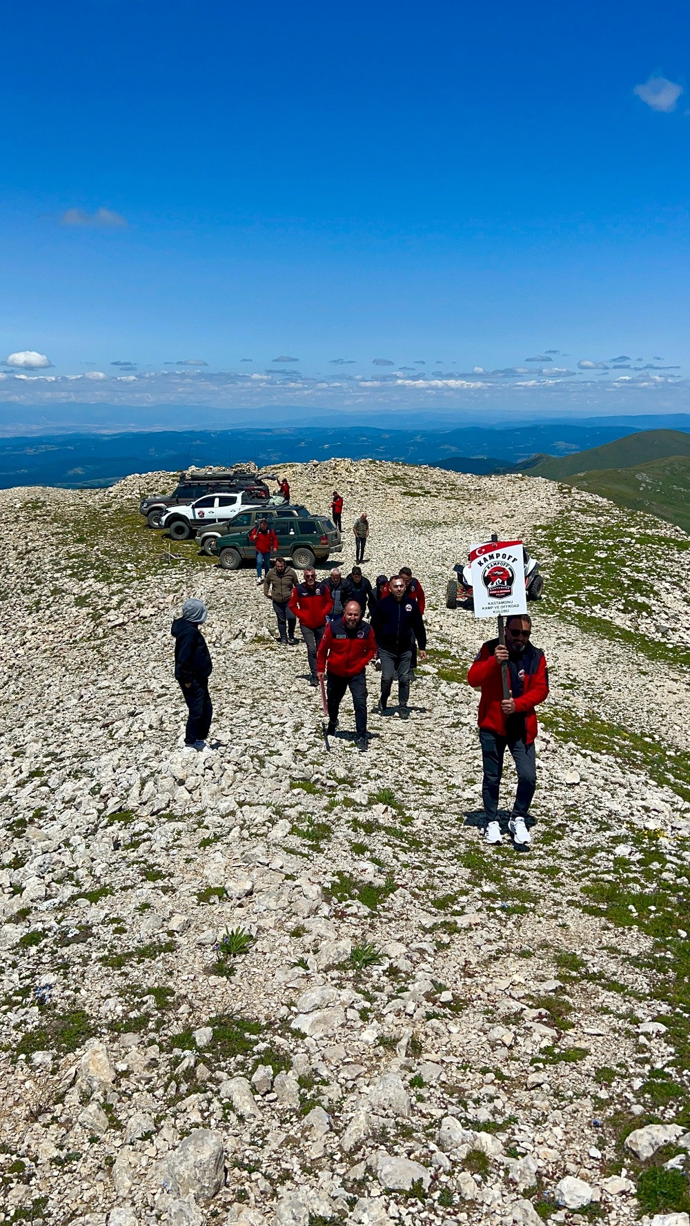 Yıpranan Bayrağı Değiştirdiler, Zirvede Gururla Dalgalanıyor! (1)