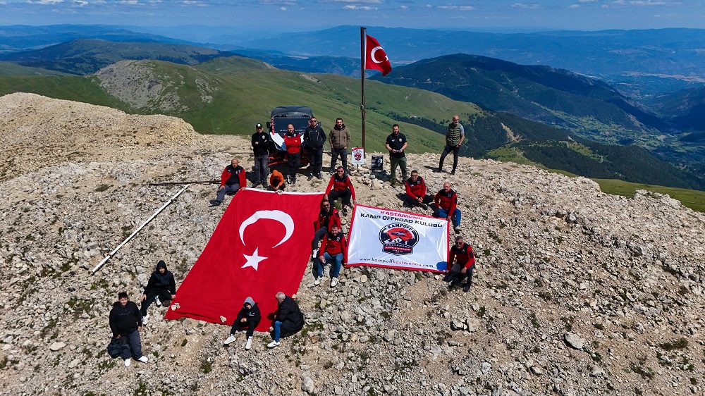Yıpranan Bayrağı Değiştirdiler, Zirvede Gururla Dalgalanıyor! (4)