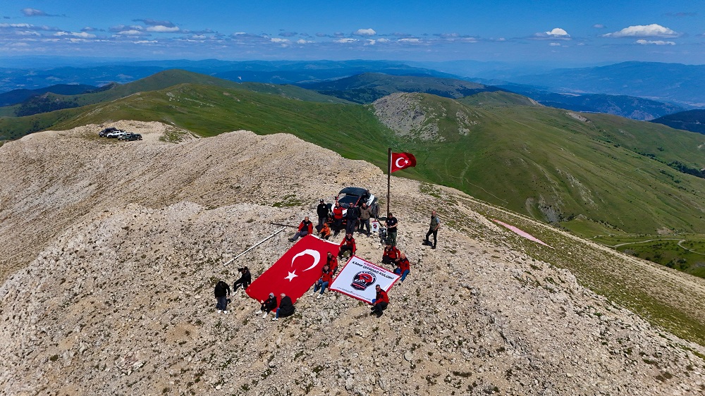 Yıpranan Bayrağı Değiştirdiler, Zirvede Gururla Dalgalanıyor! (5)