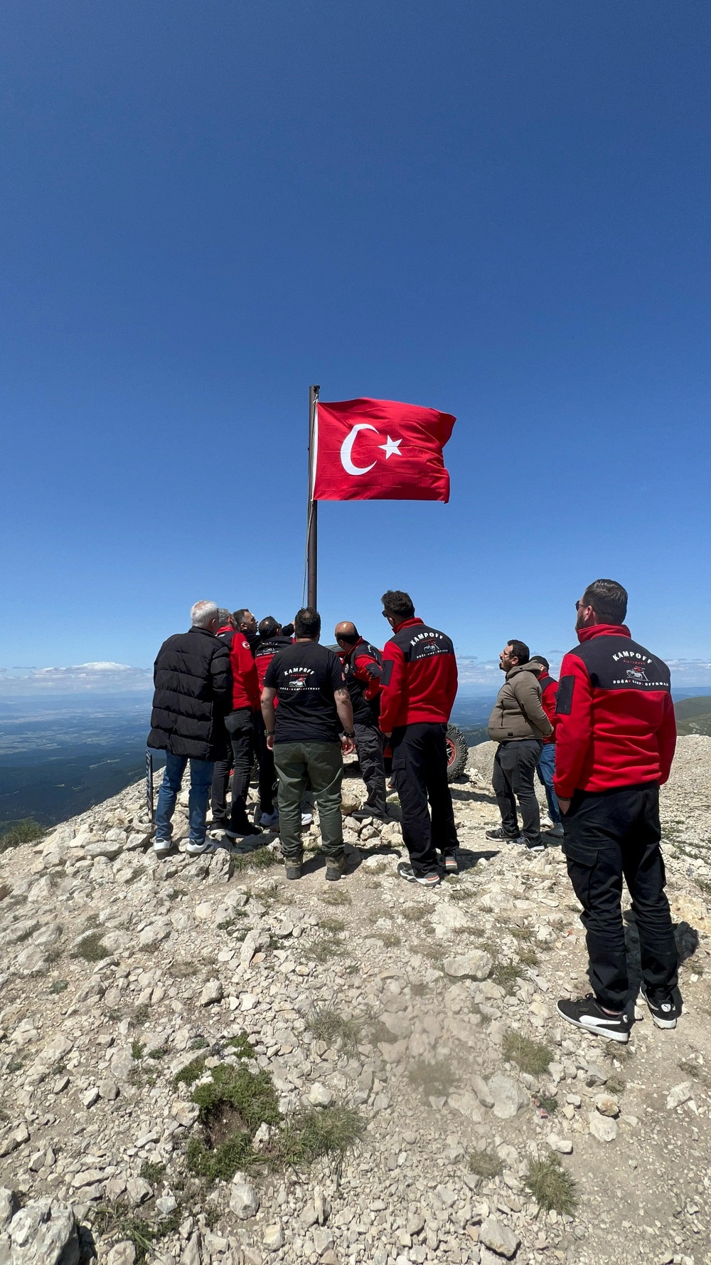 Yıpranan Bayrağı Değiştirdiler, Zirvede Gururla Dalgalanıyor! (6)