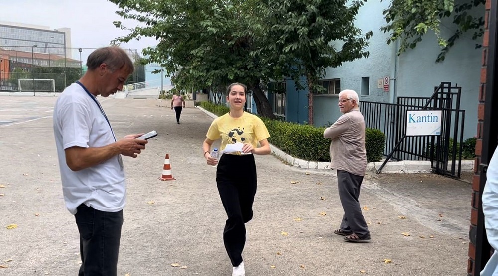 Yks’de Panik Anları Bursa’da Yanlış Okulda Koşan Genç Sınava Girdi (1)