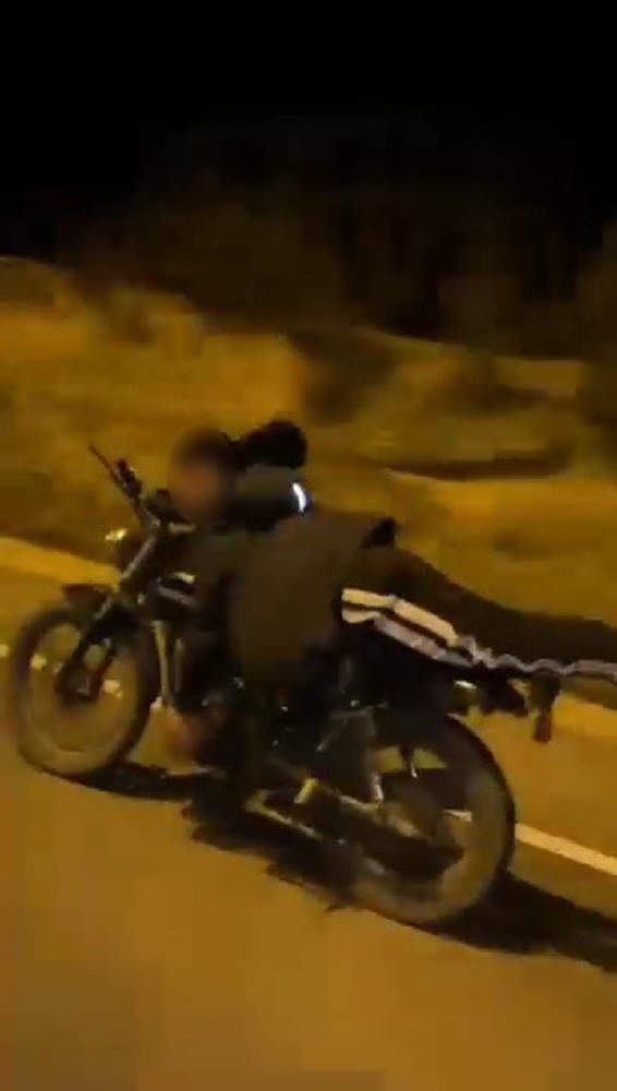 Yüzüstü Motosiklet Süren Sürücü Kameraya Yakalandı (1)