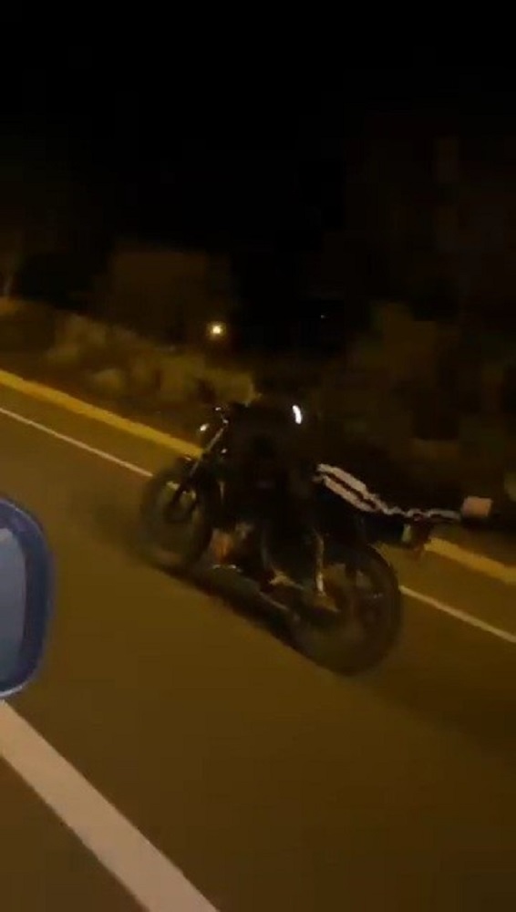 Yüzüstü Motosiklet Süren Sürücü Kameraya Yakalandı (3)