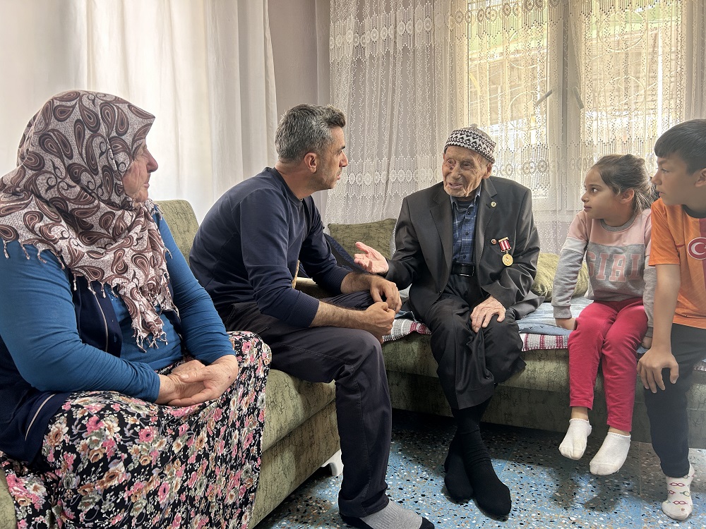 103 Yaşındaki Gazi Torununun Torununu Görmenin Gururunu Yaşıyor (4)