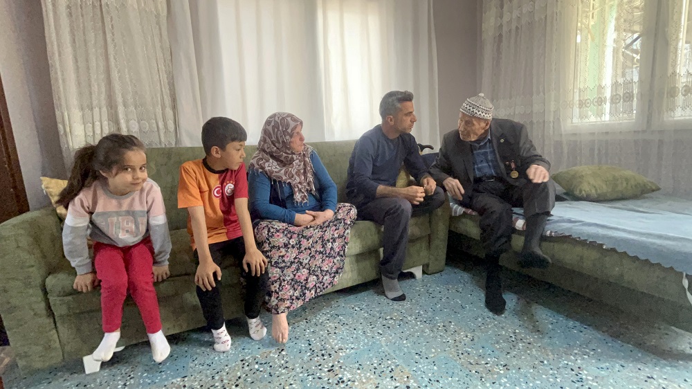 103 Yaşındaki Gazi Torununun Torununu Görmenin Gururunu Yaşıyor (6)