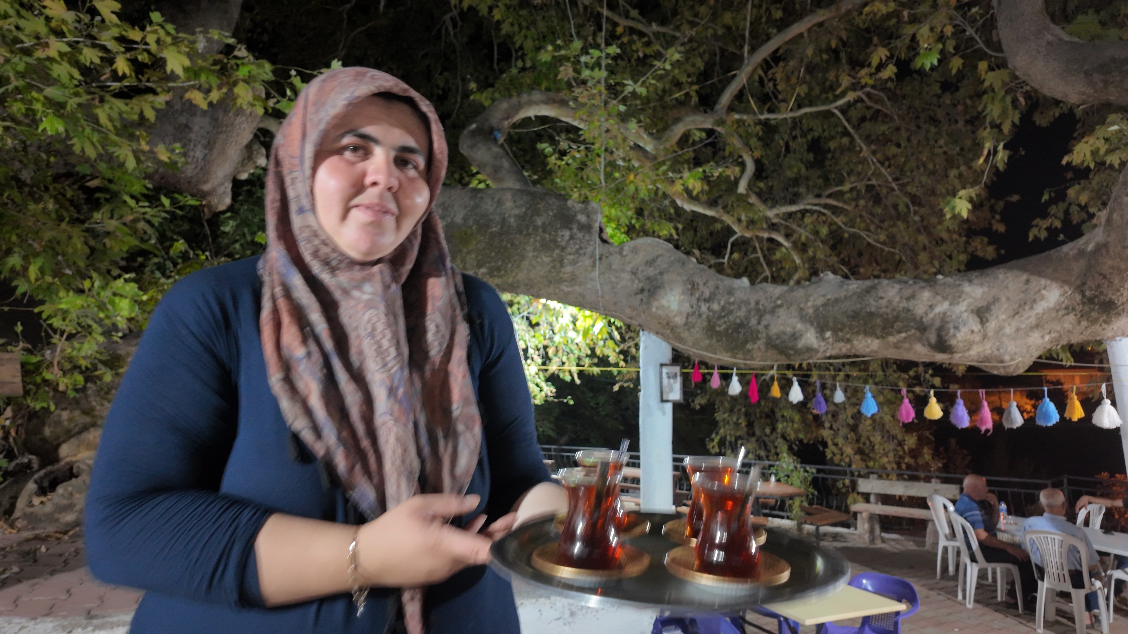 2 Bin Yıllık Çınarın Gölgesinde Odun Ateşinde Demlenen Çayın Lezzeti Manisa’da Damaklarda İz Bırakıyor (2)