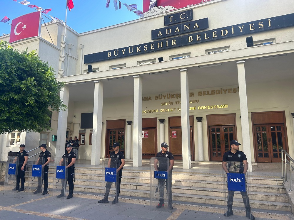 Adana Büyükşehir Belediye Başkanı Zeydan Karalar İstanbul’da Gözaltına Alındı (3)
