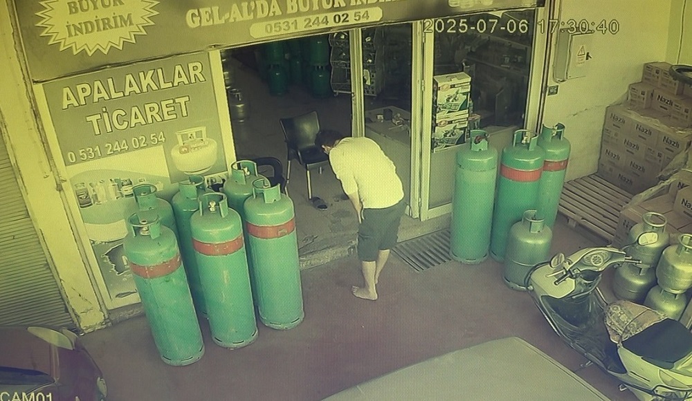Alanya’da Tüpçüde Yılan Paniği Kalbimle Midem Birbirine Yapıştı! (1)