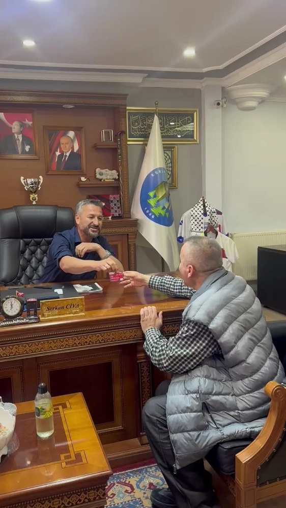Başkan Civa'dan Örnek Davranış Maaş Kartını İhtiyaç Sahibine Verdi (1)