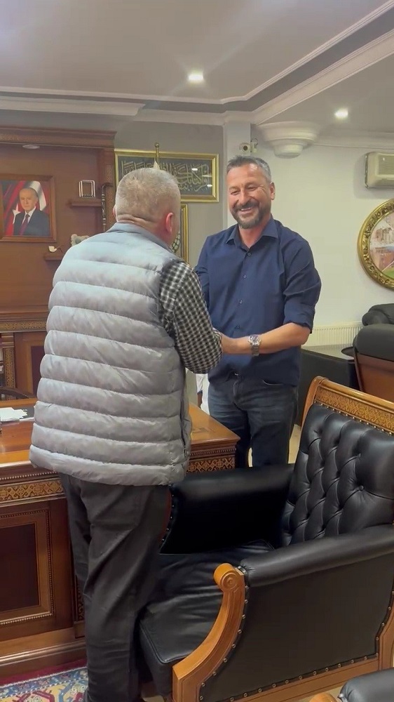 Başkan Civa'dan Örnek Davranış Maaş Kartını İhtiyaç Sahibine Verdi (2)