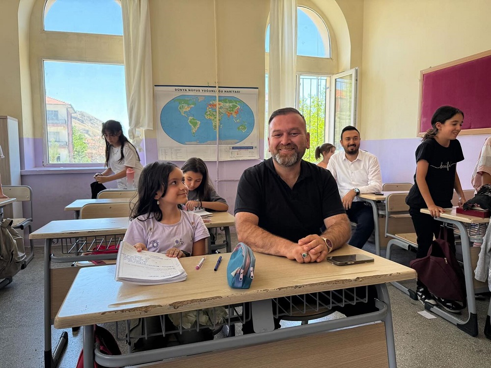 Başkan Özcan’dan Öğrencilere Kitap Hediyesi (1)