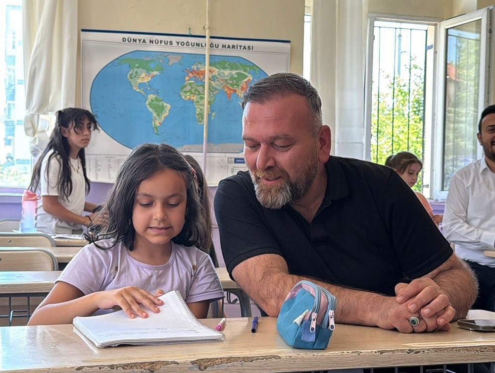 Başkan Özcan’dan Öğrencilere Kitap Hediyesi (2)