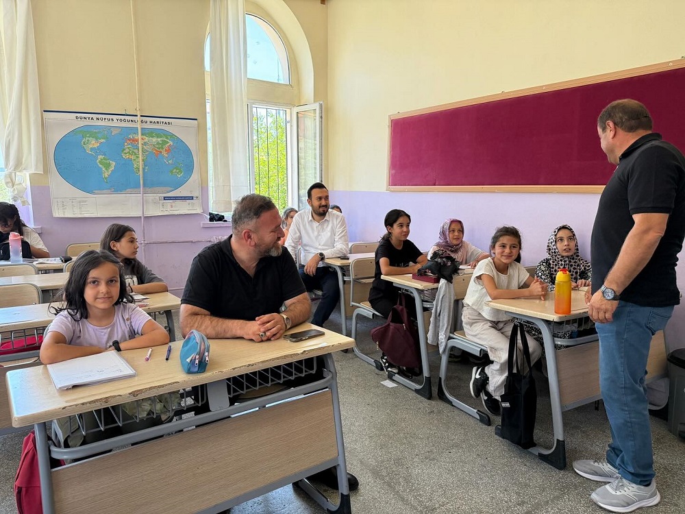 Başkan Özcan’dan Öğrencilere Kitap Hediyesi (3)