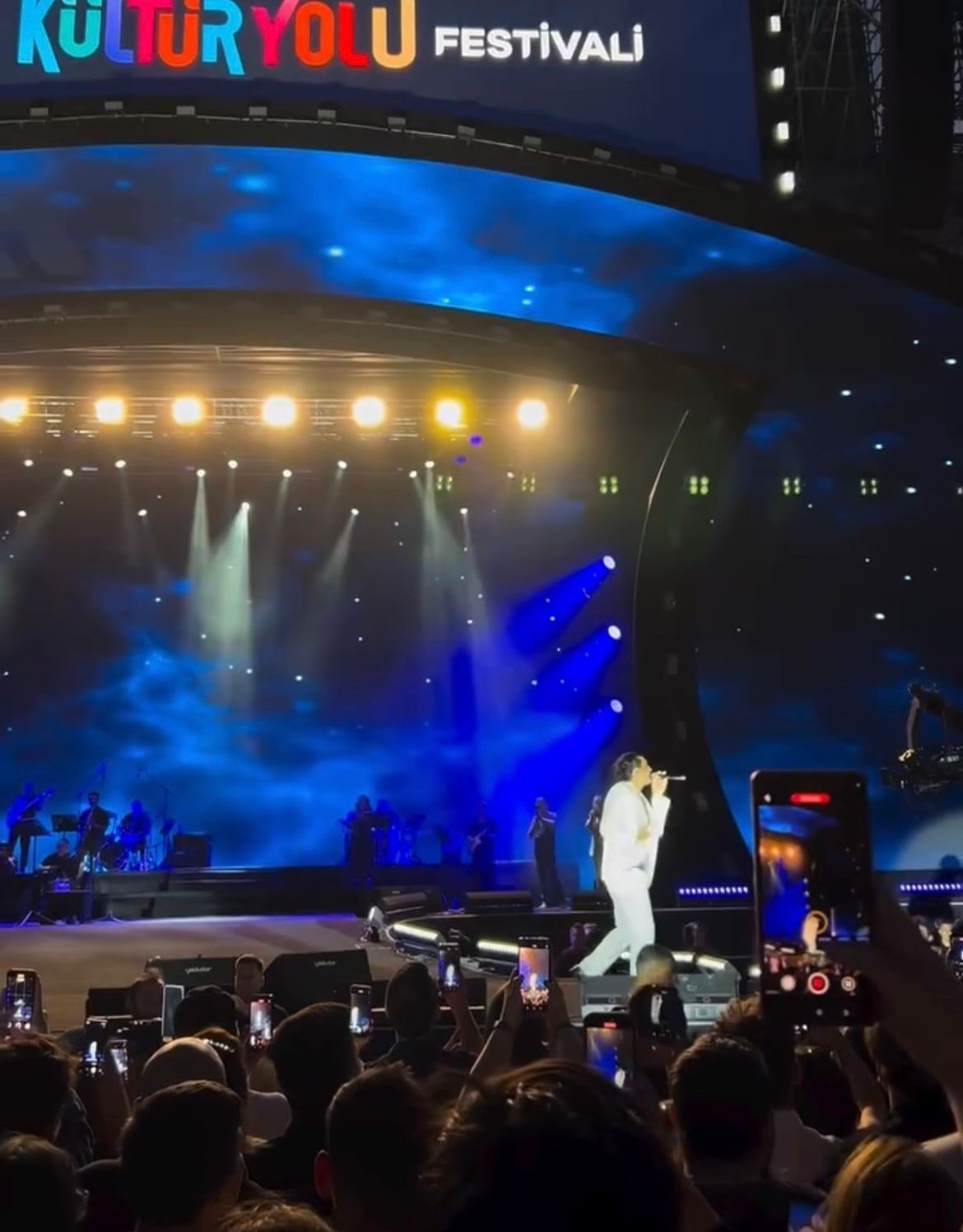 Bayhan Bursa’daki Konserde Sahnede Düştü! O Anlar Kameraya Yansıdı (1)