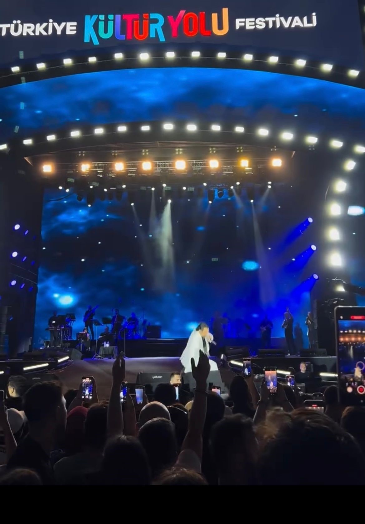 Bayhan Bursa’daki Konserde Sahnede Düştü! O Anlar Kameraya Yansıdı (3)