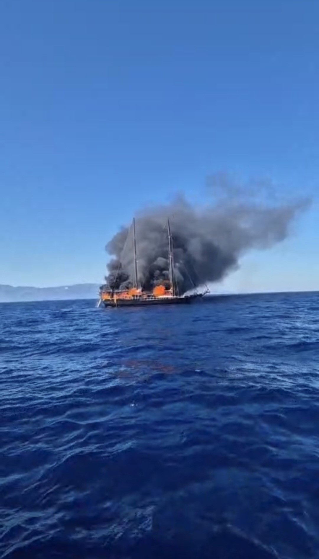 Bodrum’da Lüks Gulet Alev Alev Yandı 13 Kişi Son Anda Kurtarıldı (1)
