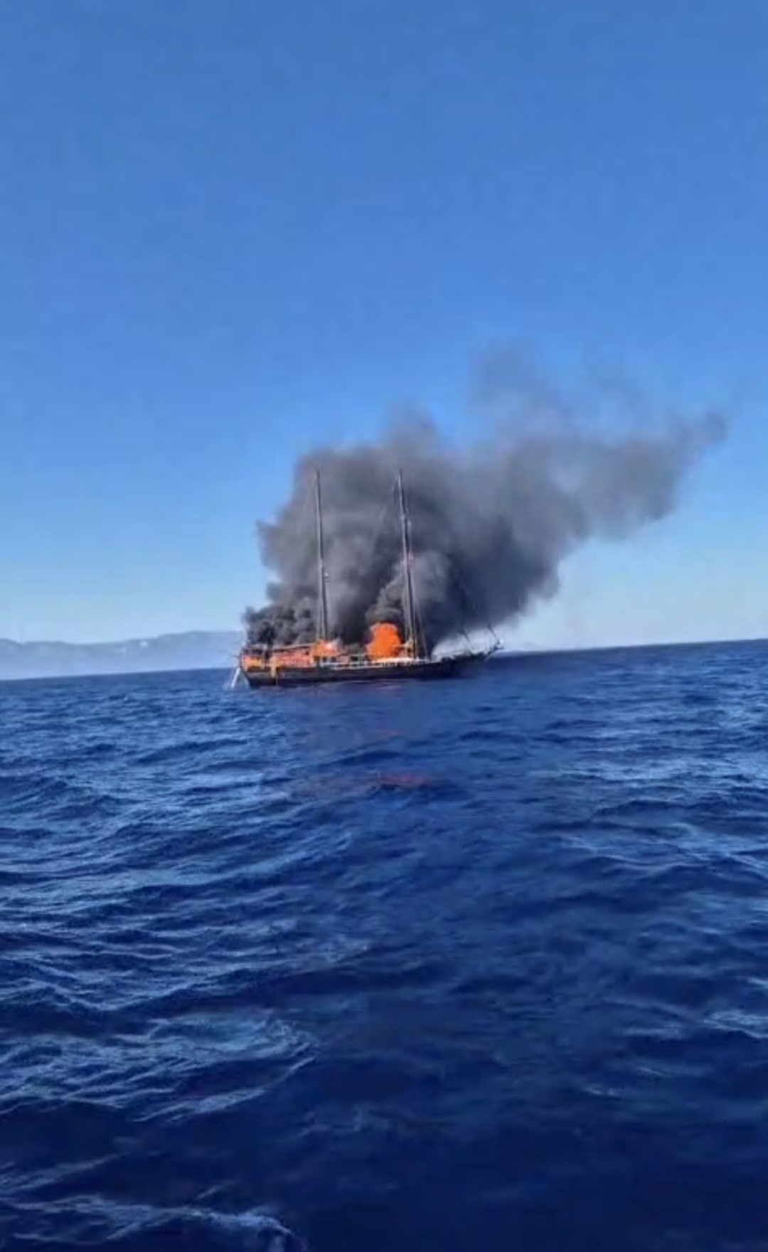Bodrum’da Lüks Gulet Alev Alev Yandı 13 Kişi Son Anda Kurtarıldı (2)